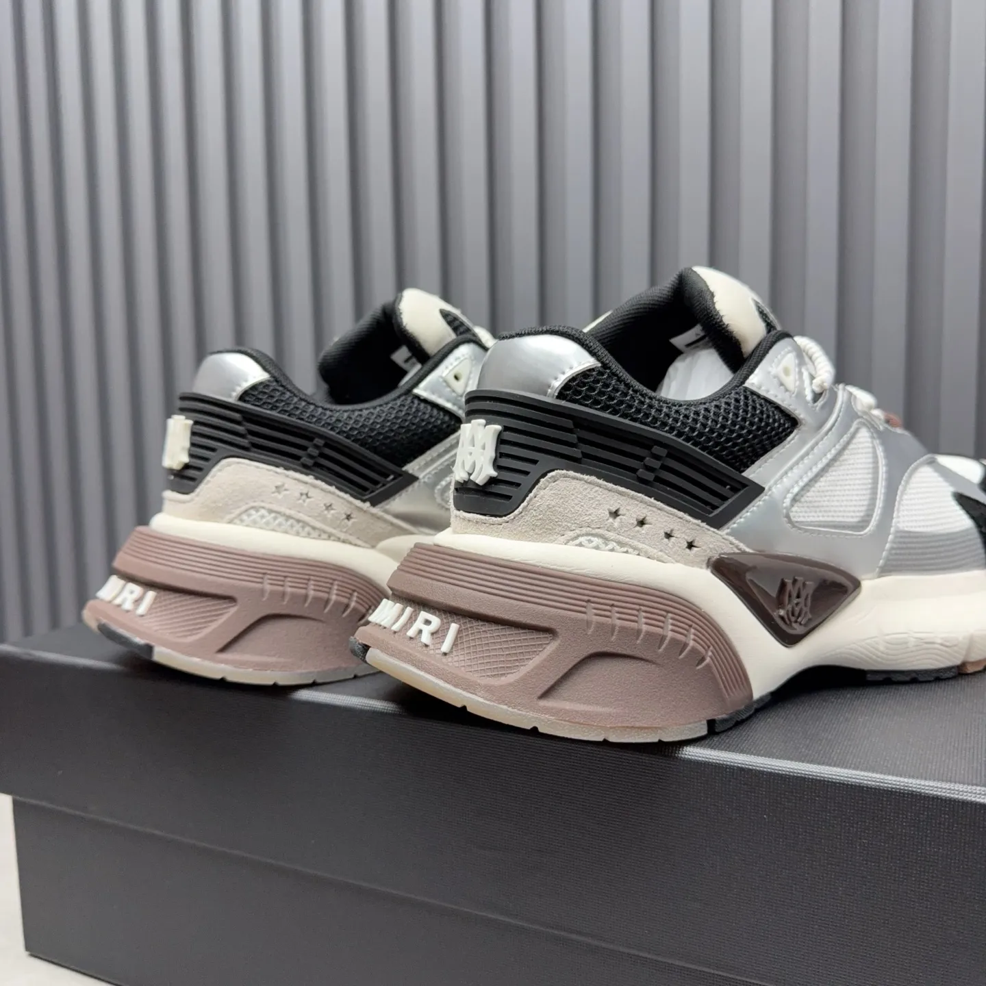 [AMIRI Amir] P: 760💰Size for couples: Female 35-40; Male 39-44; (Customized at 45.46) AMIRI Amir New Autumn and Winter Products New Autumn Latest Catwalk Couple Color Block Bread Casual Sports Shoes Series 〰 Casual fashion style full of details New generation of bone shoes popular classic upgrades Super comfortable and super popular! AUTRY is an exclusive version of AUTRY couple casual shoes from a high street brand in Los Angeles. Many celebrity Internet celebrities have the same style. Chinese new rapper Xiaobai Gali, Wang Yibo, Yang Mi and other Internet celebrity bloggers are competing for their feet. The three-dimensional molded metal logo on the side of the AJ1 shoe is on par with Nike's popular Fog. The heroic value instantly has a bit of punk rock flavor, all showing fashion sense and street style... ▪ Upper: original custom-made cowhide + original custom-made breathable mesh ▪Inner lining: original customized breathable mesh ▪Outsole: original molded two-color TPU rubber combination outsole.